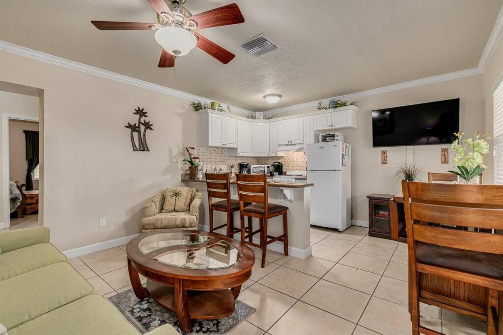 Walk To The Beach And Restaurants! - Coconut Villa'S Suite 2 St. Pete Beach Exterior foto