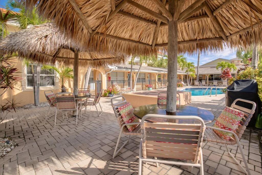 Walk To The Beach And Restaurants! - Coconut Villa'S Suite 2 St. Pete Beach Exterior foto